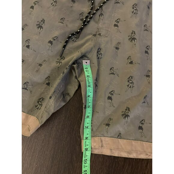 Iron And Resin Men's Haole Hula Girls Board Shorts Size 32 - Picture 7 of 7